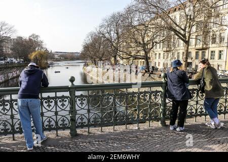 Berlin, Allemagne. 24 février 2021. Les gens se tiennent sur un pont à Berlin, capitale de l'Allemagne, le 24 février 2021. Plus de 2.4 millions d'infections à COVID-19 ont déjà été officiellement enregistrées en Allemagne depuis le déclenchement de la pandémie, a annoncé mercredi l'Institut Robert Koch (RKI). Credit: Stefan Zeitz/Xinhua/Alay Live News Banque D'Images