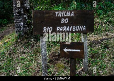 Un panneau d'information au point de départ du sentier de randonnée de la rivière Paraibuna, un sentier de randonnée autoguidé de 1700 mètres dans le parc de la propriété Serra do Mar. Banque D'Images