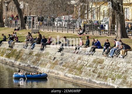 Berlin, Allemagne. 24 février 2021. Les gens s'assoient près du canal Landwehr à Berlin, capitale de l'Allemagne, le 24 février 2021. Plus de 2.4 millions d'infections à COVID-19 ont déjà été officiellement enregistrées en Allemagne depuis le déclenchement de la pandémie, a annoncé mercredi l'Institut Robert Koch (RKI). Credit: Stefan Zeitz/Xinhua/Alay Live News Banque D'Images