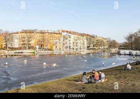 Berlin, Allemagne. 24 février 2021. Les gens s'assoient près du canal gelé de Landwehr à Berlin, capitale de l'Allemagne, le 24 février 2021. Plus de 2.4 millions d'infections à COVID-19 ont déjà été officiellement enregistrées en Allemagne depuis le déclenchement de la pandémie, a annoncé mercredi l'Institut Robert Koch (RKI). Credit: Stefan Zeitz/Xinhua/Alay Live News Banque D'Images