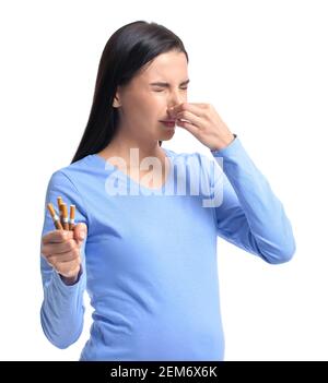 Femme enceinte dégoûtée avec des cigarettes sur fond blanc. Concept de refus de mauvaise habitude Banque D'Images