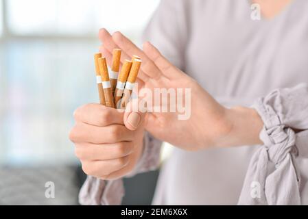 Jeune femme enceinte rejetant des cigarettes, gros plan. Concept de refus de mauvaise habitude Banque D'Images