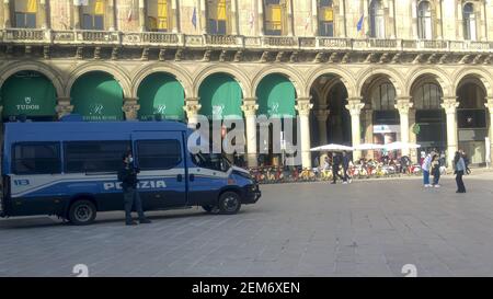 Milao, ITA. 24 février 2021. (INT) la semaine de la mode de Milan. 24 février 2021, Milan, Italie : mouvement des personnes à la place du Dôme pendant la semaine de la mode de Milan qui a commencé le 23 février et se poursuit jusqu'au 1er mars. Tous les défilés seront virtuels sauf pour deux marques, Del Core le 24 février à 3 h 30 et Valentino le lundi 1er mars à 14 h 00 et grâce aux transmissions en direct et aux écrans géants d'Urban Vision, qui, cette année encore, diffuse des événements dans différentes parties de la ville et dans le monde entier. À Milan : Piazza San Babila ; Rome : via Condotti/Largo Goldoni ; New York : Times Square. Et l'esprit Banque D'Images