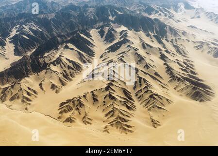 Paysage aérien de la frontière où le désert de Nazca avec les lignes de Nazca se termine et la chaîne de montagnes des Andes commence, Pérou. Banque D'Images