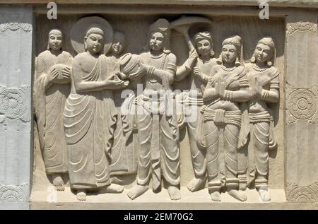 Vue rapprochée de la statue en pierre sculptée du bouddha de dieu qui acepte l'eau D'un roi avec des copains dans un monastère indien Banque D'Images