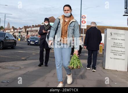 Londres, Royaume-Uni. 23 février 2021. Une scène de rue générale de gens dans le nord de Londres, Royaume-Uni, le 23 février 2021. Le Premier ministre Boris Johnson dévoile un plan visant à mettre fin aux restrictions imposées par l'Angleterre. Un nouveau plan en quatre étapes pour faciliter le verrouillage de l'Angleterre pourrait voir toutes les limites légales sur les contacts sociaux levées d'ici le 21 juin, si des conditions strictes sont remplies. Crédit : May James/ZUMA Wire/Alay Live News Banque D'Images