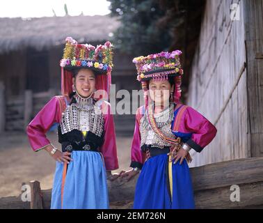 Asie, Thaïlande, Triangle d'Or, Chiang Mai portrait de, deux jolies filles souriantes de la tribu de Lisu Hill portant le costume traditionnel coloré Banque D'Images