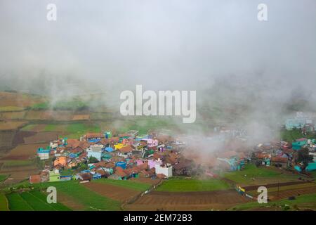 Poombarai Village vue sur les nuages de Misty. Magnifique village de Poombarai près de Kodaikanal, Tamilnadu, Inde Banque D'Images