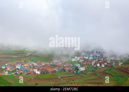 Poombarai Village vue sur les nuages de Misty. Magnifique village de Poombarai près de Kodaikanal, Tamilnadu, Inde Banque D'Images