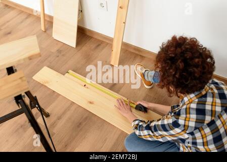 Une femme travaillant dans la rénovation de la salle de travail du charpentier. Photo de haute qualité Banque D'Images