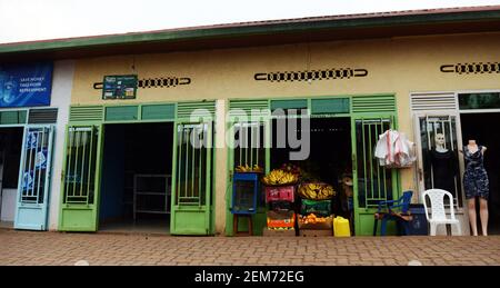 Un petit centre commercial en bord de route dans les zones rurales du Rwanda. Banque D'Images