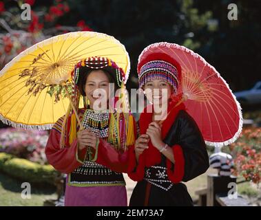 Asie, Thaïlande, Chiang Mai portrait de deux belles filles thaïlandaises portant des costumes traditionnels de Lisu et de Mong. Banque D'Images