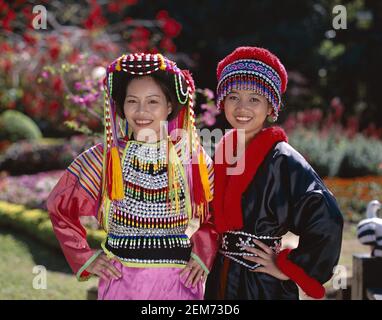 Asie, Thaïlande, Chiang Mai portrait de deux belles filles thaïlandaises portant des costumes traditionnels de Lisu et de Mong. Banque D'Images