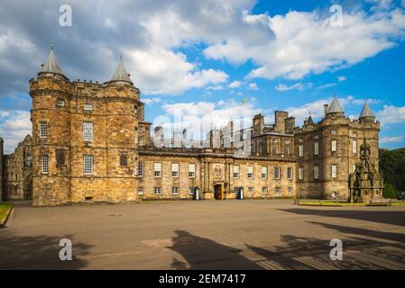 8 juillet 2018 : Palais de Holyroodhouse au fond des miles royaux d'Édimbourg, écosse, royaume-uni. C'est la résidence officielle du monarque britannique Banque D'Images