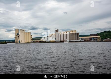 Duluth, Minnesota. Cette installation de stockage de la balance des blancs sur le lac supérieur peut contenir 12 millions de boisseaux de grain dans ses silos pour exportation. Banque D'Images