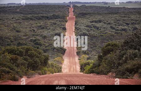 Continuez tout droit sur la route rouge en Australie occidentale Banque D'Images