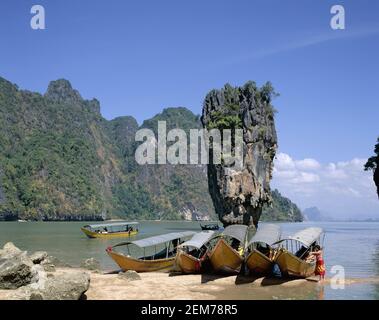 Asie, Thaïlande, Phuket, baie de Phang Nga, île de Khao Phing Kan, île de AKA James Bond, tour de karst calcaire. Banque D'Images