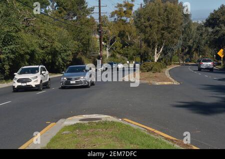 Rolling Hills Estates, États-Unis. 24 février 2021. La médiane sur Hawthorne Blvd. Que la légende du golf Tiger Woods a traversé avant de rouler sa voiture dans Rolling Hills Estates est vue au nord à la frontière de Rancho Palos Verdes le mercredi 24 février 2021. Les experts disent que Tiger Woods a beaucoup à faire pour se remettre des blessures aux jambes, aux chevilles et aux pieds qu'il a subies lors d'un accident de voiture mardi dans le sud de la Californie. Photo de Jim Ruymen/UPI crédit: UPI/Alay Live News Banque D'Images