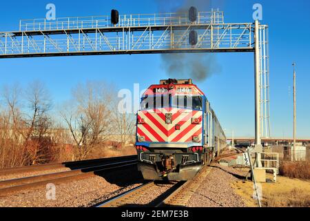 Elburn, Illinois, États-Unis. Un train de banlieue Metra passant par une tour de signalisation à Elburn, Illinois, pour son trajet vers Chicago. Banque D'Images