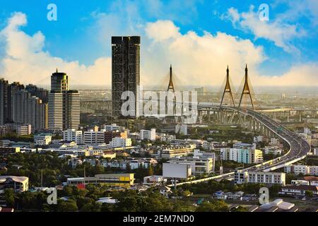 Vue panoramique sur le périphérique industriel et le pont Bhumibol, Cityscape dans l'après-midi de Bangkok. Beau ciel bleu jour Banque D'Images