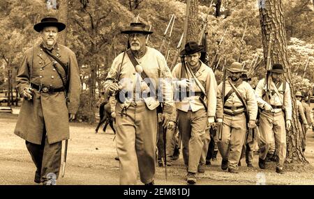 Marbury, Alabama/USA-28 avril 2018: Les Reacteurs de la Confédération américaine de la Guerre civile marchent en formation au Confederate Memorial Park à septia. Banque D'Images