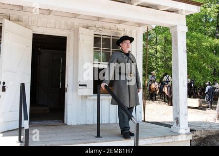 Marbury, Alabama/USA-28 avril 2018 : un réacteur de la guerre civile vêtu d'un officier se tient à l'extérieur des quartiers des officiers du Confederate Memorial Park Banque D'Images