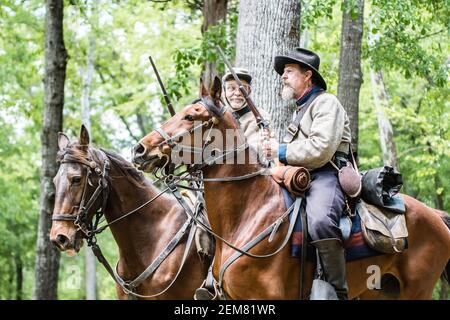 Marbury, Alabama/USA-28 avril 2018 : deux reacteurs confédérés montés se dirigent vers la « bataille » lors de la reconstitution du Confederate Memorial Park. Banque D'Images