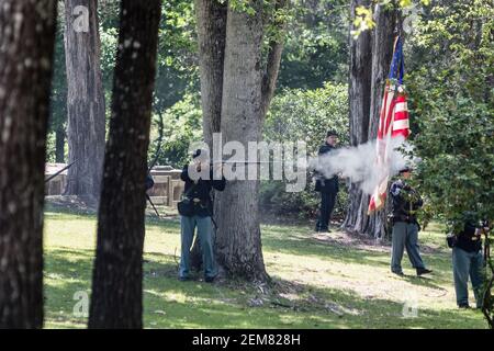 Marbury, Alabama/USA-28 avril 2018 : les soldats de l'Union se cachent derrière des arbres lors de la reconstitution de la bataille au Confederate Memorial Park. Banque D'Images