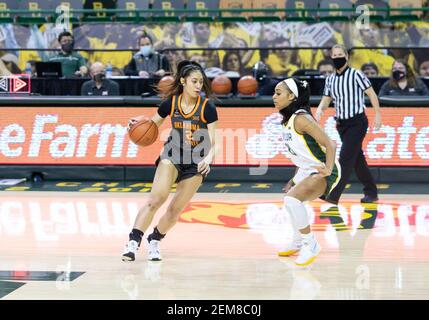 Waco, Texas, États-Unis. 24 février 2021. Les Cowgirls de l'État de l'Oklahoma garde Neferatali Notoa (2) dribbles le ballon pendant la deuxième moitié du match de basketball féminin de la NCAA entre les Cowgirls de l'État de l'Oklahoma et les Baylor Lady Bears au Ferrell Center à Waco, Texas. Matthew Lynch/CSM/Alamy Live News Banque D'Images