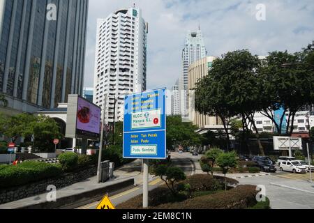 KUALA LUMPUR, MALASIA – 26 JANVIER 2020 tours et rue de la ville Banque D'Images