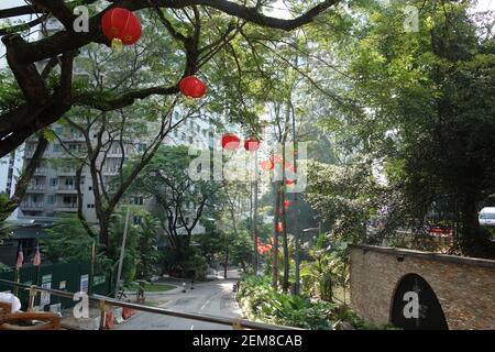 KUALA LUMPUR, MALASIA – 26 JANVIER 2020 décorations typiques de rue du nouvel an chinois près de la Tour KL Banque D'Images