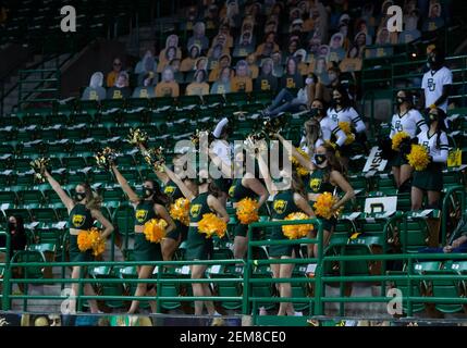 Waco, Texas, États-Unis. 24 février 2021. Baylor Lady Bears les meneurs se sont produits pendant la deuxième moitié du match de basketball féminin de la NCAA entre les Cowgirls de l'État d'Oklahoma et les Baylor Lady Bears au Ferrell Center de Waco, Texas. Matthew Lynch/CSM/Alamy Live News Banque D'Images