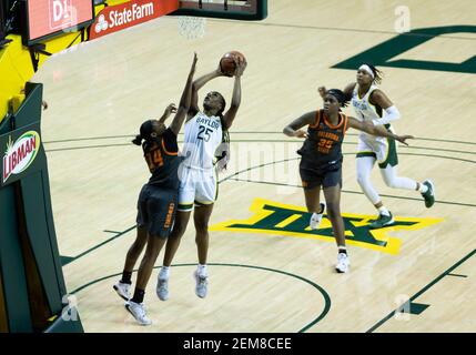 Waco, Texas, États-Unis. 24 février 2021. Baylor Lady Bears Center Queen Egbo (25) tire le ballon contre l'Oklahoma State Cowgirls avant Taylen Collins (14) pendant la deuxième moitié du match de basket-ball des femmes NCAA entre les Cowgirls de l'État d'Oklahoma et les Baylor Lady Bears au Ferrell Center de Waco, Texas. Matthew Lynch/CSM/Alamy Live News Banque D'Images