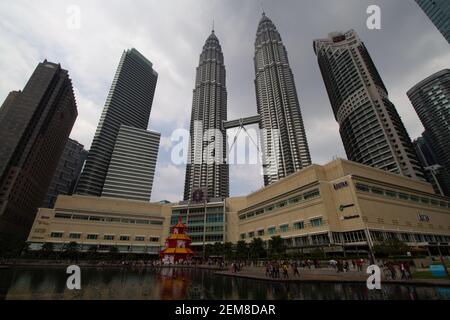 KUALA LUMPUR, MALASIA – 26 JANVIER 2020 bâtiments modernes et tours jumelles Petronas Banque D'Images