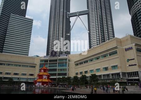 KUALA LUMPUR, MALASIA – 26 JANVIER 2020 la base et le centre commercial des tours jumelles Petronas Banque D'Images