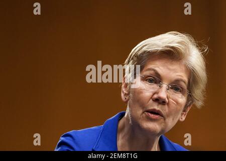 La sénatrice Elizabeth Warren (D-Mass.) interroge Xavier Becerra, candidat au poste de secrétaire à la Santé et aux Services sociaux, lors de son audition de candidature au Comité des finances du Sénat le mercredi 24 février 2021 à Capitol Hill à Washington, DC, États-Unis. Photo de Greg Nash/Pool/ABACAPRESS.COM Banque D'Images