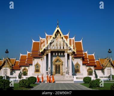 Asie, Thaïlande, Bangkok, moines bouddhistes marchant dans le domaine du temple bouddhiste Wat Benchamabophi Banque D'Images