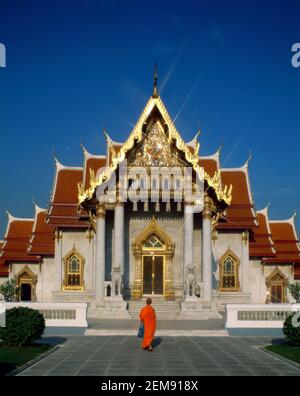 Asie, Thaïlande, Bangkok, moines bouddhistes marchant dans le domaine du temple bouddhiste Wat Benchamabophi Banque D'Images