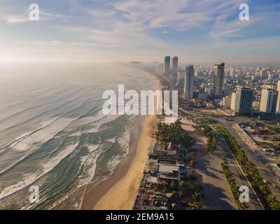 Belle plage My Khe de drone à Da Nang, Vietnam, rue et bâtiments près de la plage centrale et de la mer. Photo d'un drone Banque D'Images