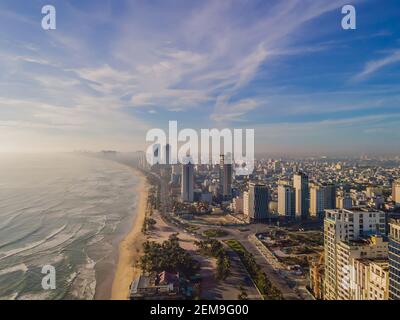 Belle plage My Khe de drone à Da Nang, Vietnam, rue et bâtiments près de la plage centrale et de la mer. Photo d'un drone Banque D'Images