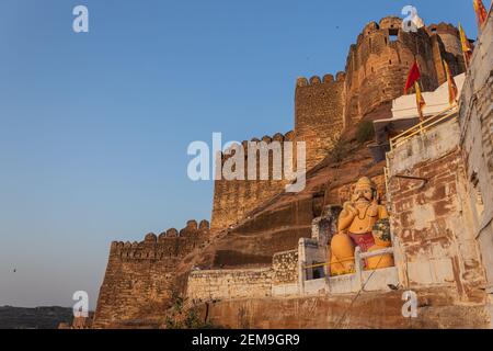 VEW du fort Mehrangarh depuis le temple de Chamunda Devi, Jodhpur, Rajasthan, Inde. Banque D'Images