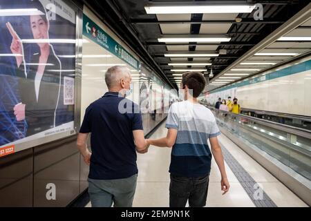 Hong Kong, Chine : 18 octobre 2020. Dans le grand réseau souterrain MTR de Hong Kong, les distances sont coupées avec de longs voyageuses ou des passerelles mobiles. Travelin Banque D'Images