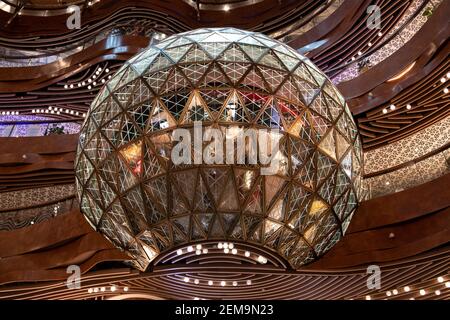 Hong Kong, Chine : 18 octobre 2020. K11 OPÉRA de MUSEA, avec le ballon d'or conçu par le KPF : une immense pièce maîtresse de chambre sphérique et Oculus à Vic Banque D'Images