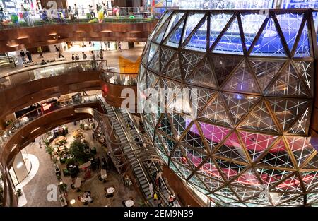Hong Kong, Chine : 18 octobre 2020. K11 OPÉRA de MUSEA, avec le ballon d'or conçu par le KPF : une immense pièce maîtresse de chambre sphérique et Oculus à Vic Banque D'Images