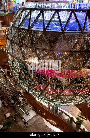 Hong Kong, Chine : 18 octobre 2020. K11 OPÉRA de MUSEA, avec le ballon d'or conçu par le KPF : une immense pièce maîtresse de chambre sphérique et Oculus à Vic Banque D'Images