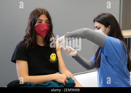 Barcelone. 24 février 2021. Un membre du personnel reçoit une dose du vaccin COVID-19 à la Faculté de géographie et d'histoire de l'Université de Barcelone, Espagne, le 24 février 2021. La campagne de vaccination du personnel éducatif en Catalogne a commencé cette semaine. Credit: Ismael Peracaula/Xinhua/Alay Live News Banque D'Images