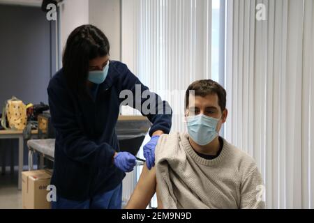 Barcelone. 24 février 2021. Un membre du personnel reçoit une dose du vaccin COVID-19 à la Faculté de géographie et d'histoire de l'Université de Barcelone, Espagne, le 24 février 2021. La campagne de vaccination du personnel éducatif en Catalogne a commencé cette semaine. Credit: Ismael Peracaula/Xinhua/Alay Live News Banque D'Images