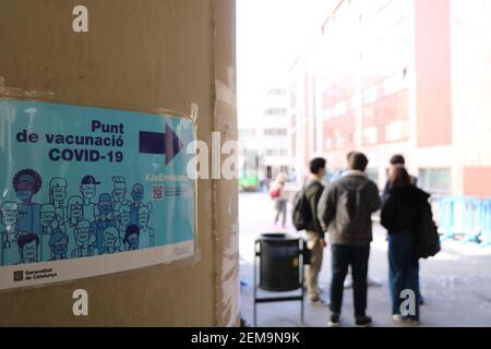 Barcelone. 24 février 2021. Photo prise le 24 février 2021 montre un point de vaccination COVID-19 à la Faculté de géographie et d'histoire de l'Université de Barcelone, Espagne. La campagne de vaccination du personnel éducatif en Catalogne a commencé cette semaine. Credit: Ismael Peracaula/Xinhua/Alay Live News Banque D'Images