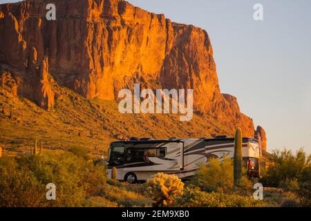 Apache Junction, AZ, Etats-Unis - 29 octobre 2019 : profiter de la vue captivée de notre RV Banque D'Images