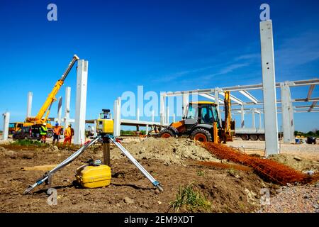 Centre total avec l'appareil pour la mise à niveau au laser d'autres périphériques au niveau du site de construction. Banque D'Images